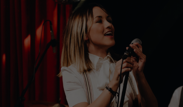 Vrouw die zingt in de microfoon, in de NY Basement