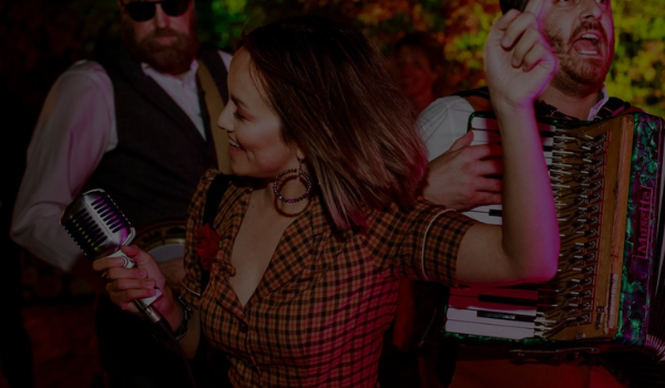 Feestende vrouw die danst, staat voor de entertainment die muziek aan het maken zijn