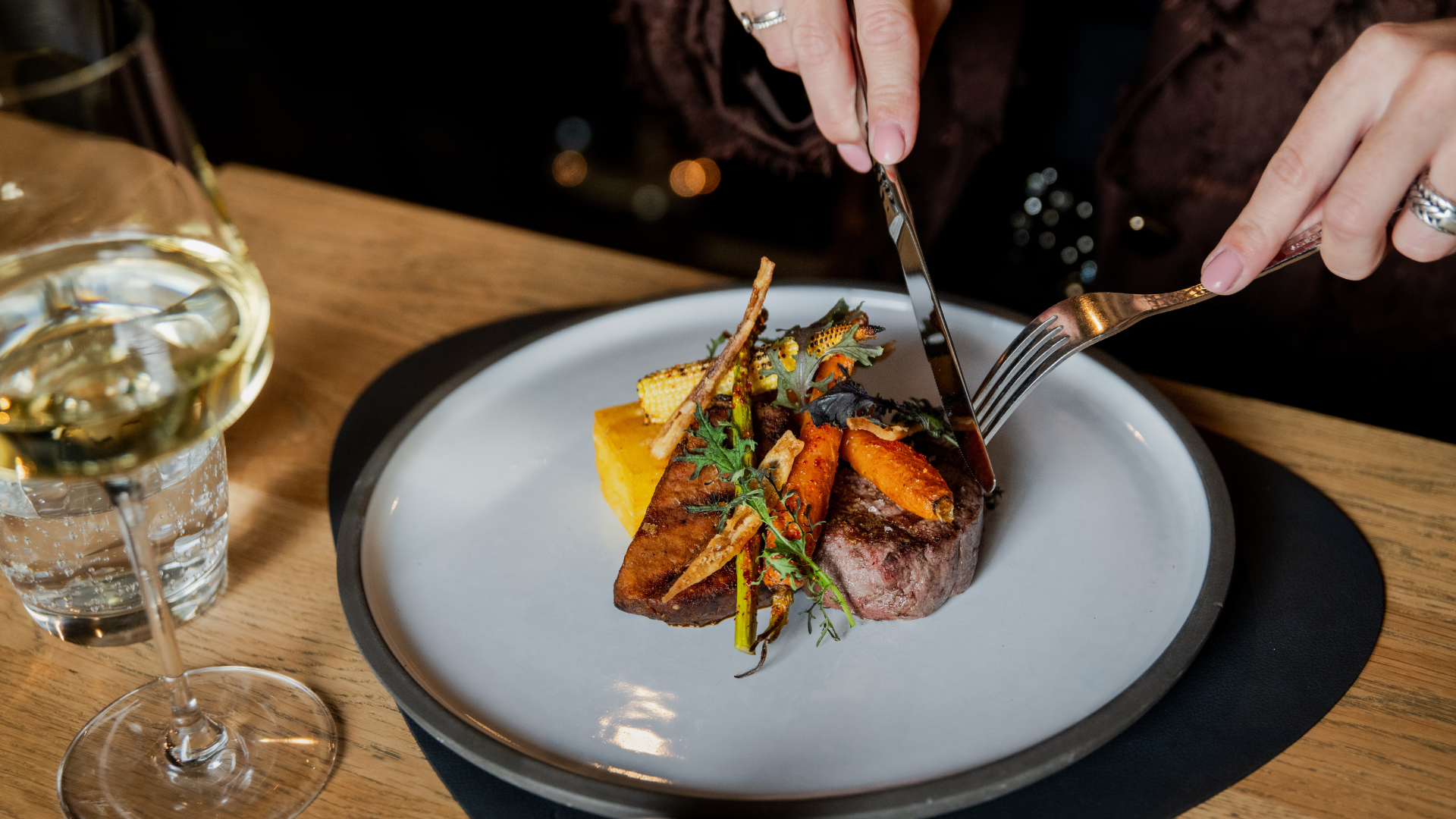 Diner met een glaasje wijn bij NY Basement