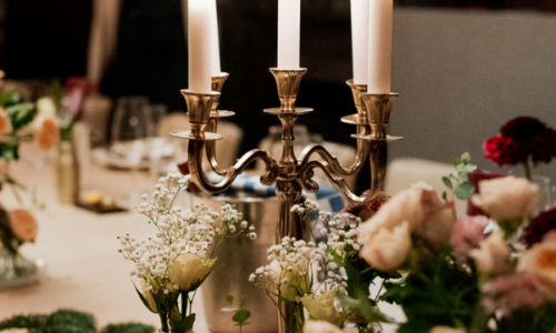 Gedekte tafel voor verjaardagsdiner met kaarsen die branden