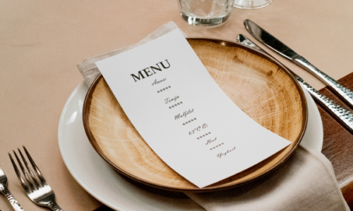 Servies en menu op tafel, private dining