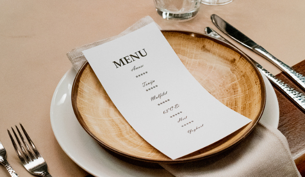 Servies en menu op tafel, private dining