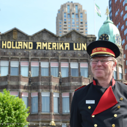 Foto van rondleider Nico, hij staat voor het gebouw